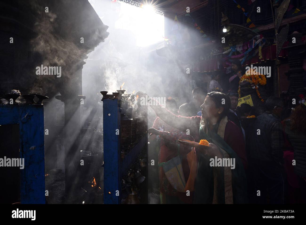 Les dévotés népalais offrant la puja rituelle dans le temple le dernier jour du festival Adinath Mela à Chobhar, Kirtipur, Katmandou, Népal le mardi, 12 novembre, 2019. Au mois d'octobre ou novembre de Kojagrat purnima à Kartik purnima pendant un mois, les gens visitent le temple d'Adinath le matin pour effectuer des rituels spéciaux puja et fonction rituelle pendant Adinath Mela. (Photo de Narayan Maharajan/NurPhoto) Banque D'Images