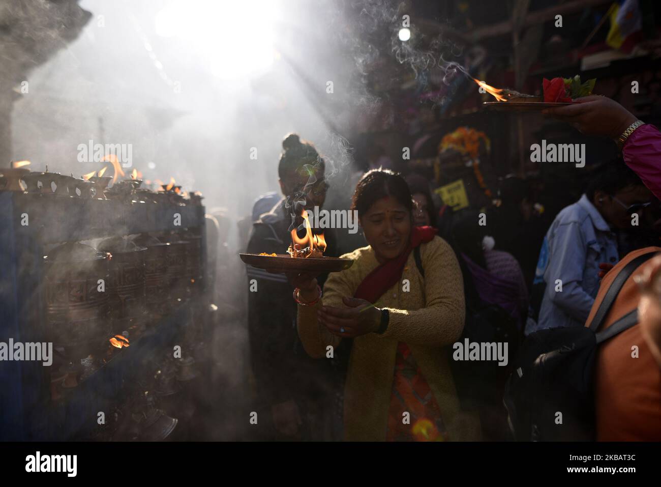 Les dévotés népalais offrant la puja rituelle dans le temple le dernier jour du festival Adinath Mela à Chobhar, Kirtipur, Katmandou, Népal le mardi, 12 novembre, 2019. Au mois d'octobre ou novembre de Kojagrat purnima à Kartik purnima pendant un mois, les gens visitent le temple d'Adinath le matin pour effectuer des rituels spéciaux puja et fonction rituelle pendant Adinath Mela. (Photo de Narayan Maharajan/NurPhoto) Banque D'Images