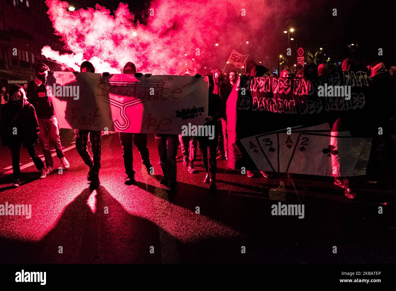 Plusieurs centaines de personnes, dont de nombreux étudiants, se sont rassemblées devant le bâtiment du CROUS à Paris, en France, le 12 novembre 2019 pour protester contre la situation précaire des étudiants suite à la tentative d'immolation par le feu d'un étudiant de Saint-Etienne devant le CROUS à Lyon vendredi, 8 novembre. Le rallye a ensuite fait une démonstration dans les rues de Paris au ministère de l'enseignement supérieur où ils ont franchi la porte d'entrée et ont brièvement envahi la cour du ministère. (Photo de Samuel Boivin/NurPhoto) Banque D'Images