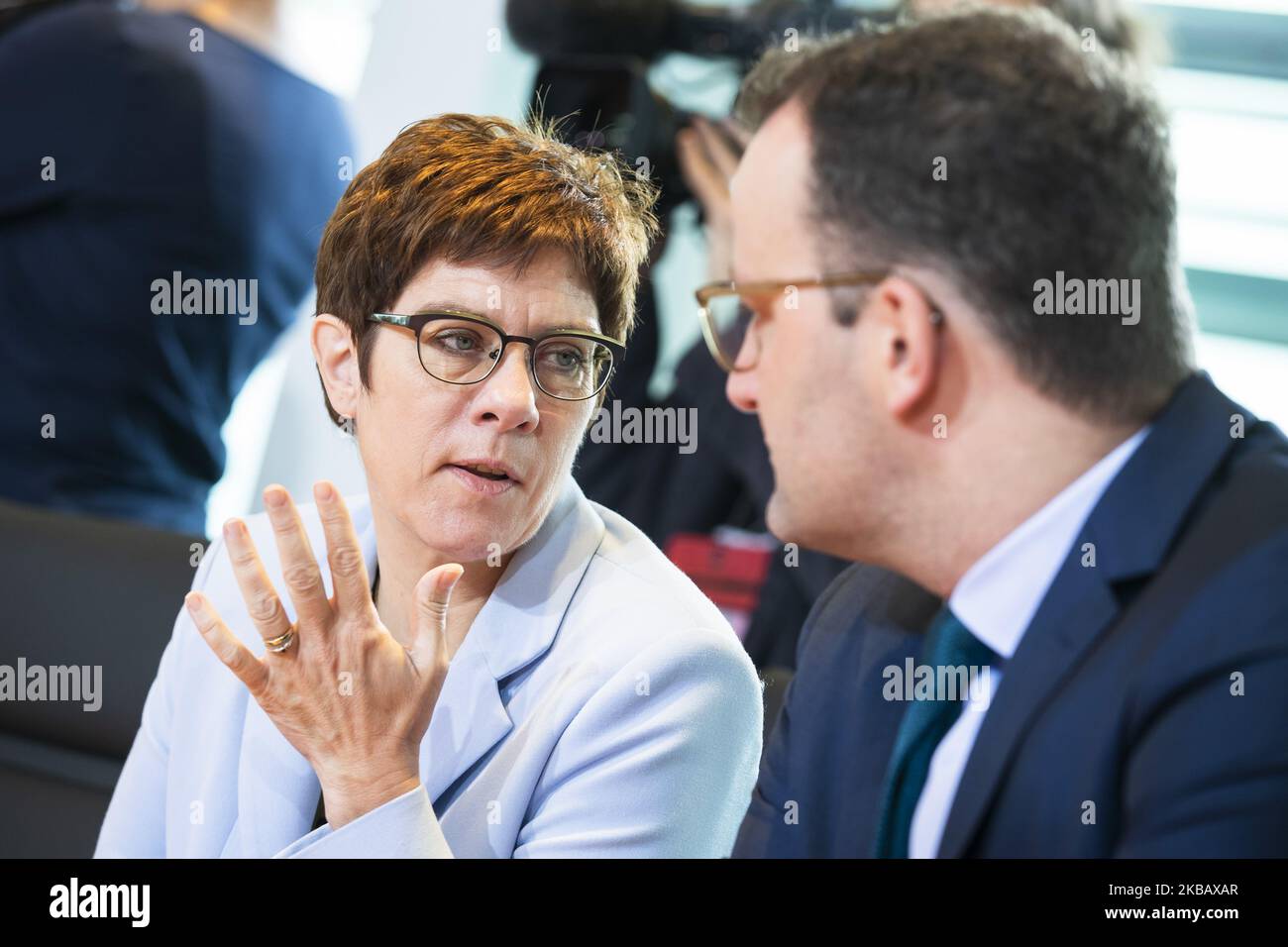 Le ministre allemand de la Défense, Annegret Kramp-Karrenbauer (L), discute avec le ministre allemand de la Santé, Jens Spahn (R), avant la réunion hebdomadaire du Cabinet du gouvernement allemand à la Chancellerie à Berlin, en Allemagne, sur 13 novembre 2019. (Photo par Emmanuele Contini/NurPhoto) Banque D'Images