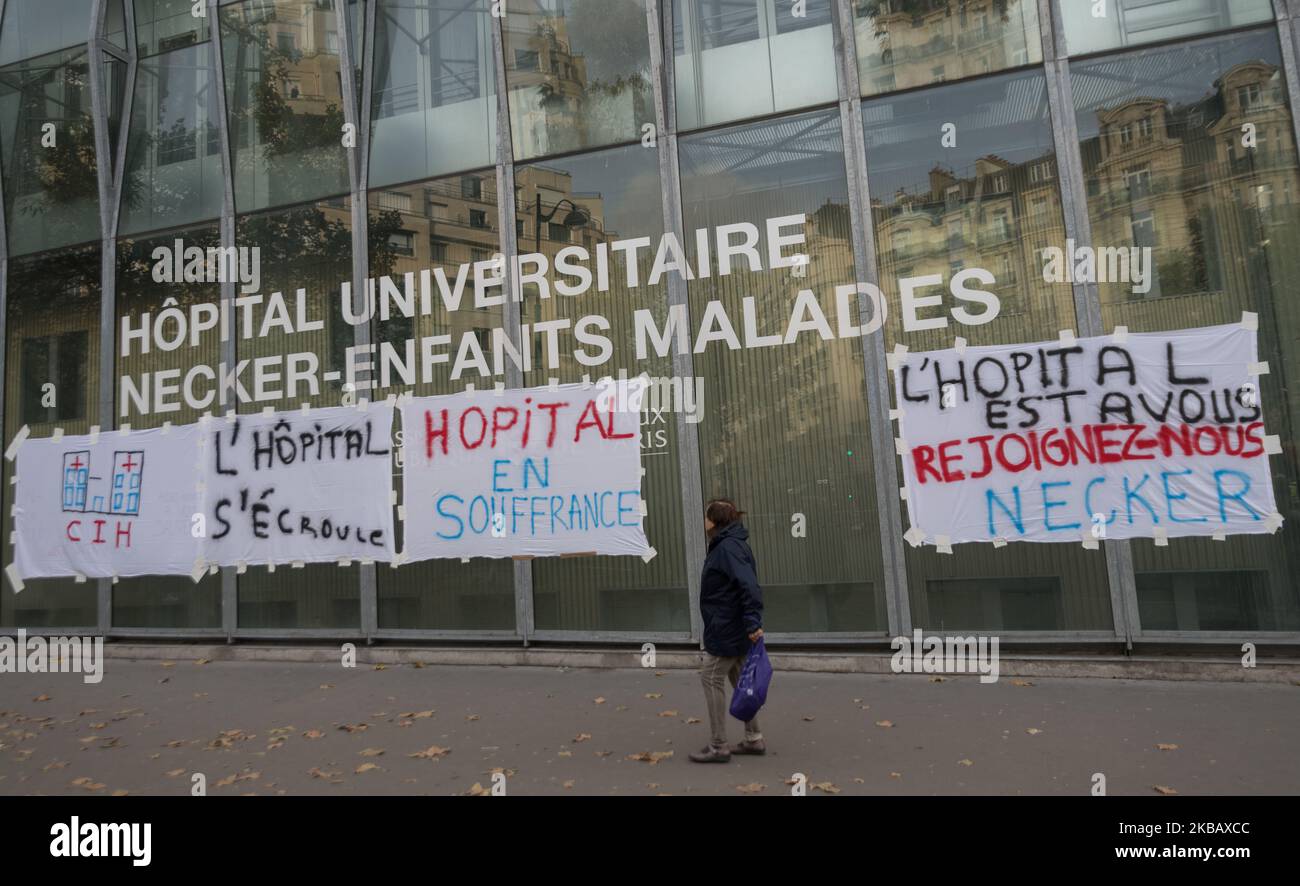 Façade l'hôpital Necker à Paris, France avec des bannières accrochées par le personnel de l'hôpital demandant plus de ressources pour l'hôpital public à 14 novembre 2019 huit mois après le début de la grève d'urgence touchant 260 services, médecins, Les internes et les travailleurs de la santé exigent toujours de l'État un vaste plan de protection de l'hôpital public qui ouvrirait des lits et recruterait des enfants. Le personnel pour faire face à l'afflux de patients de plus en plus nombreux. (Photo par Estelle Ruiz/NurPhoto) Banque D'Images