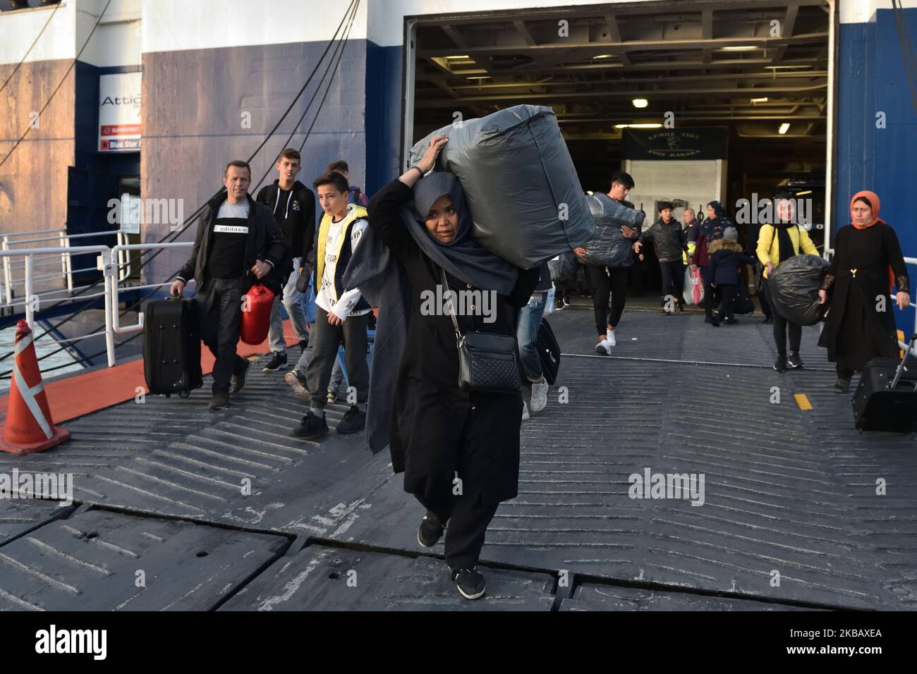 Les demandeurs d'asile de l'île de Lesvos arrivent au port du Pirée, en Grèce. 14th novembre 2019 à bord du ferry « Diagoras » à transporter dans des locaux adaptés en Grèce continentale. (Photo de Nicolas Koutsokostas/NurPhoto) Banque D'Images