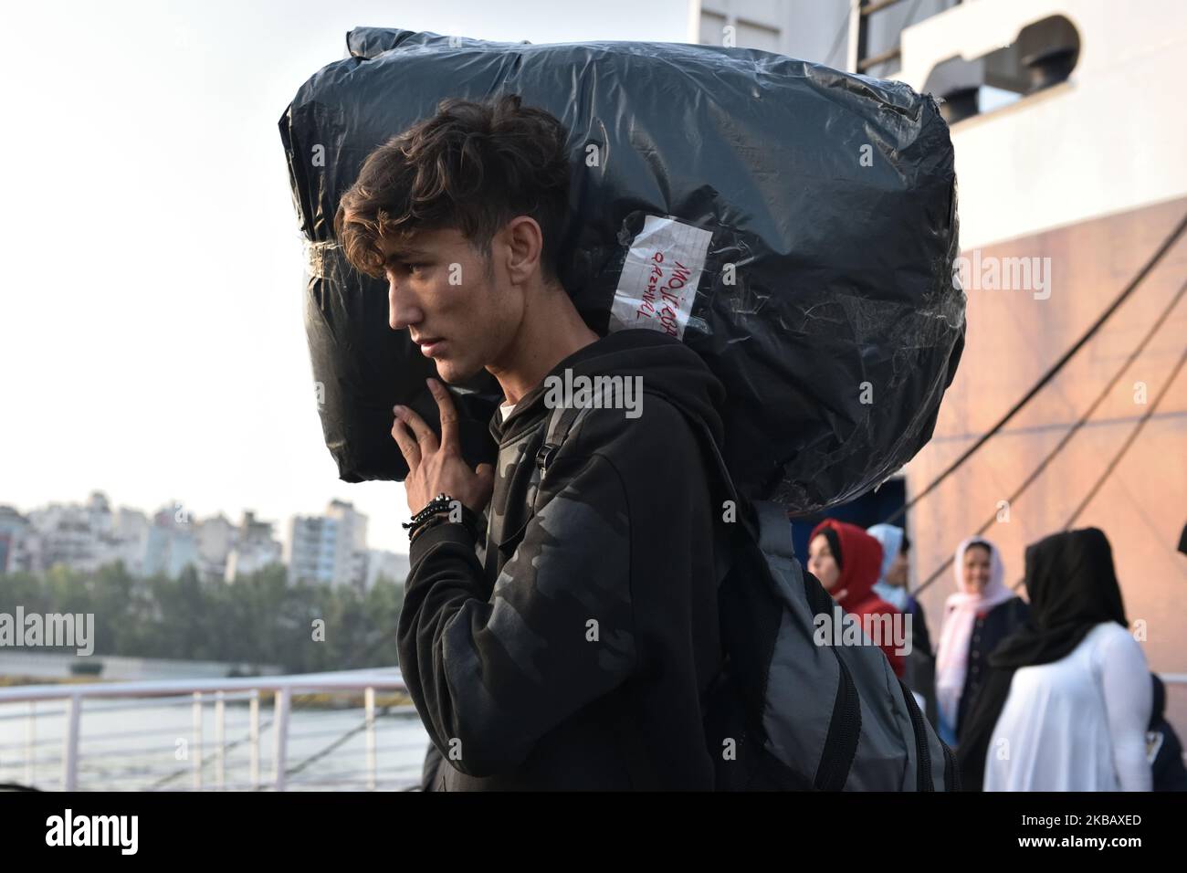 Les demandeurs d'asile de l'île de Lesvos arrivent au port du Pirée, en Grèce. 14th novembre 2019 à bord du ferry « Diagoras » à transporter dans des locaux adaptés en Grèce continentale. (Photo de Nicolas Koutsokostas/NurPhoto) Banque D'Images
