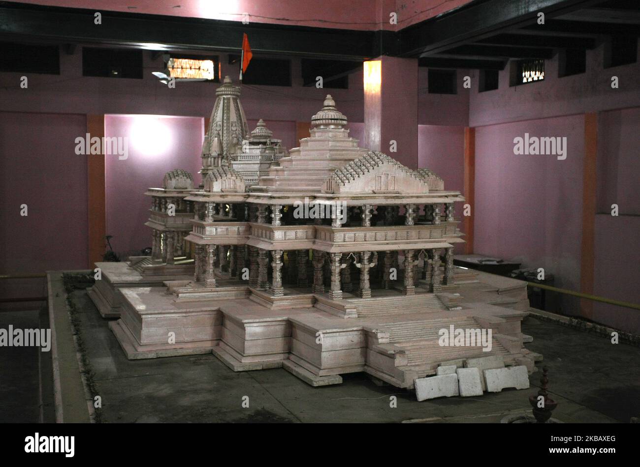 Un modèle d'un projet de temple hindou RAM est exposé sur le campus de Karsevakpuram à Ayodhya sur 14 novembre 2019. La Cour suprême de l'Inde s'est prononcée en faveur d'un temple hindou sur un terrain religieux contesté dans le nord du pays et a ordonné que des terres alternatives soient accordées aux musulmans pour construire une mosquée - un verdict dans une affaire très controversée qui a été immédiatement déplorée par un organe musulman clé. (Photo de Ritesh Shukla/NurPhoto) Banque D'Images