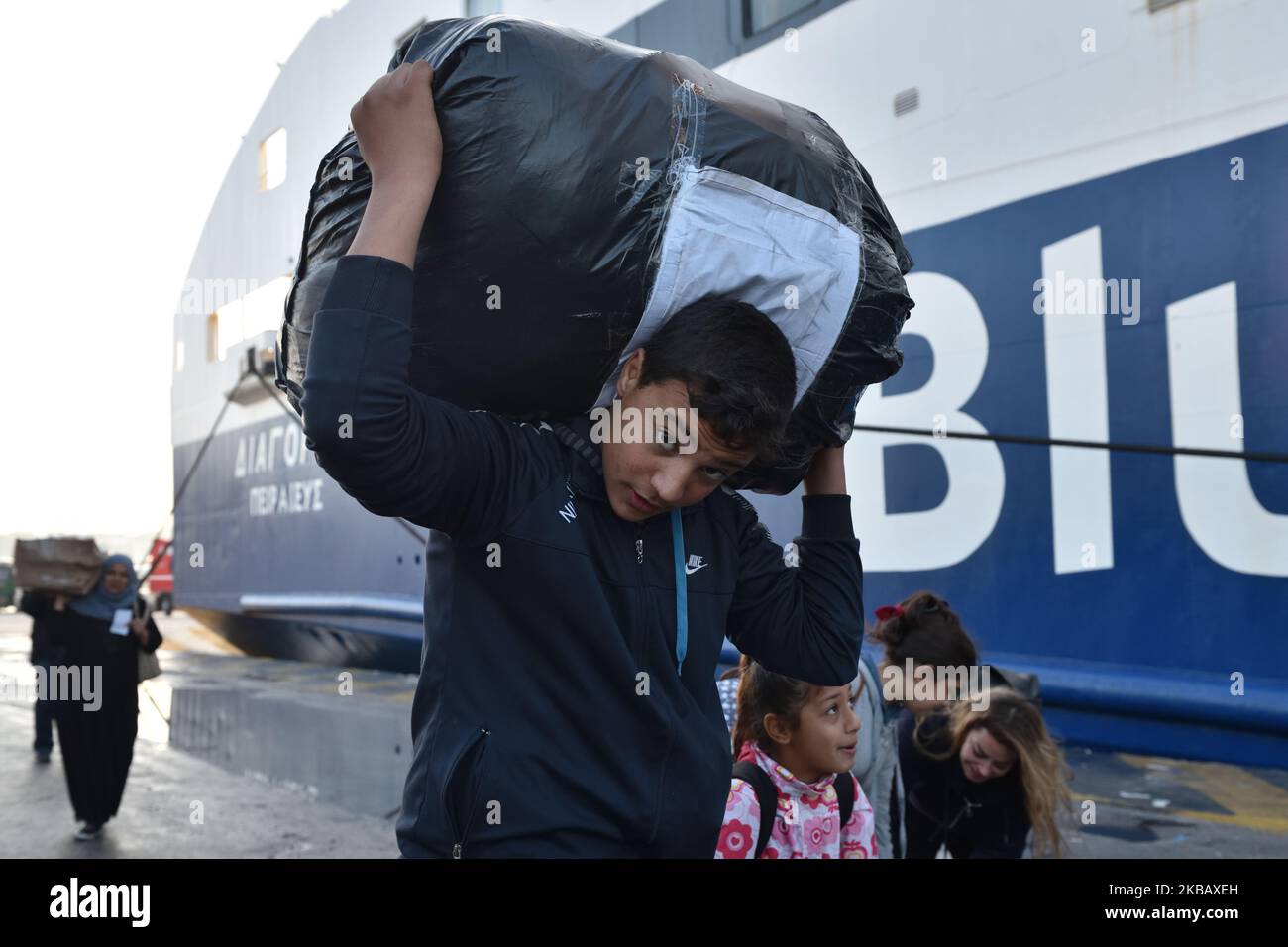 Les demandeurs d'asile de l'île de Lesvos arrivent au port du Pirée, en Grèce. 14th novembre 2019 à bord du ferry « Diagoras » à transporter dans des locaux adaptés en Grèce continentale. (Photo de Nicolas Koutsokostas/NurPhoto) Banque D'Images