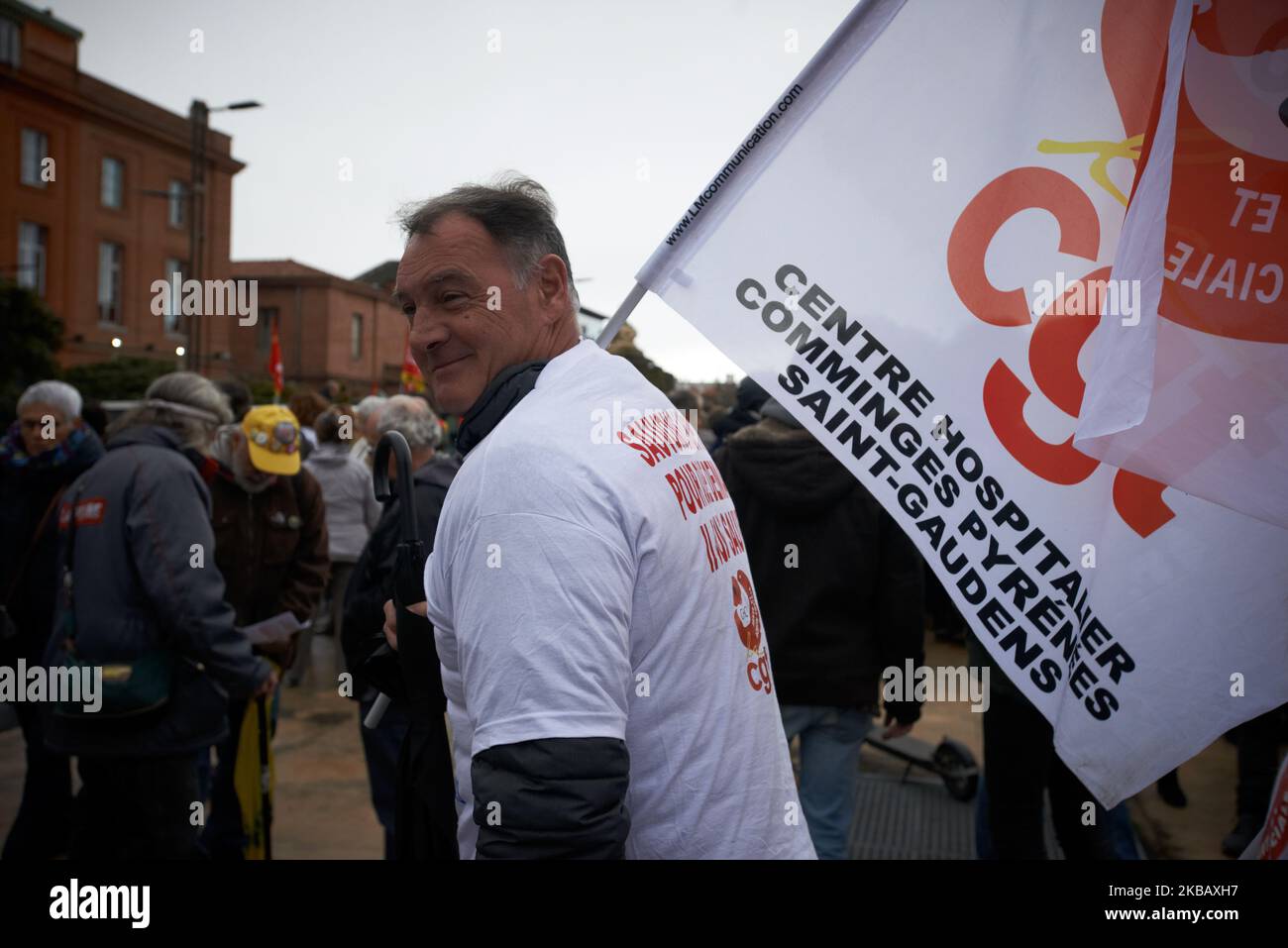 Tous les professionnels des hôpitaux publics français sont descendus dans la rue pour une autre journée d'action alors qu'ils sont en grève pour les 6th mois consécutifs. Les médecins disent que les services d'urgence et, plus généralement, tous les services, même les hôpitaux pour enfants, dépassent le point de saturation. Ils dénoncent une réduction de la population dans les hôpitaux publics et exigent 10 000 infirmières de plus. Le gouvernement français demande aux hôpitaux publics d'économiser 1billion € pour 2020. Les hôpitaux ont déjà économisé plus de 10billions 000 € depuis 2010. Toulouse. France. 14 novembre 2019. (Photo d'Alain Pitton/NurPhoto) Banque D'Images