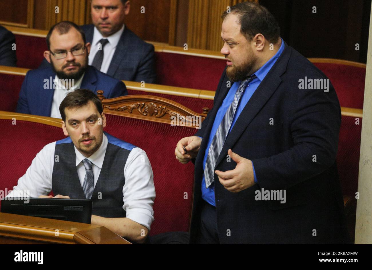 Le Premier ministre ukrainien Oleksiy Honcharuk (L) s'entretient avec le vice-président parlementaire Ruslan Stefanchuk tandis que les législateurs discutent du projet de budget 2020 du gouvernement lors de la session de la Verkhovna Rada à Kiev, en Ukraine, au 14 novembre 2019. Les législateurs ukrainiens ont approuvé le budget de l'État pour 2020 avec un déficit de 2,09 pour cent du PIB du pays. (Photo par Sergii Kharchenko/NurPhoto) Banque D'Images