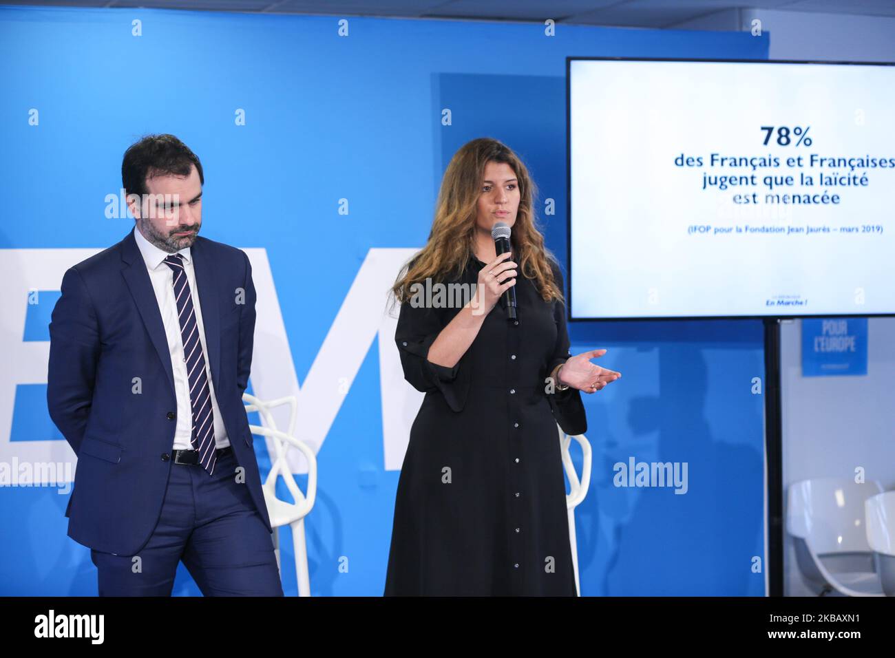 Marlene Schiappa (R), sous-ministre française de l'égalité des sexes, et la République en marche (LREM), membre de Val-de-Marne Laurent Saint-Martin (L), participent à une conférence de presse pour lancer la « mission de laïcité » au siège du parti LREM à Paris, le 14 novembre 2019. Marlene Schiappa et Laurent Saint-Martin ont été désignés par le chef du parti de LREM, Stanislas Guérini, pour organiser pendant trois mois un travail collectif de réflexion qui mènera à une position officielle du mouvement sur la laïcité, validée par ses autorités. (Photo de Michel Stoupak/N. Banque D'Images