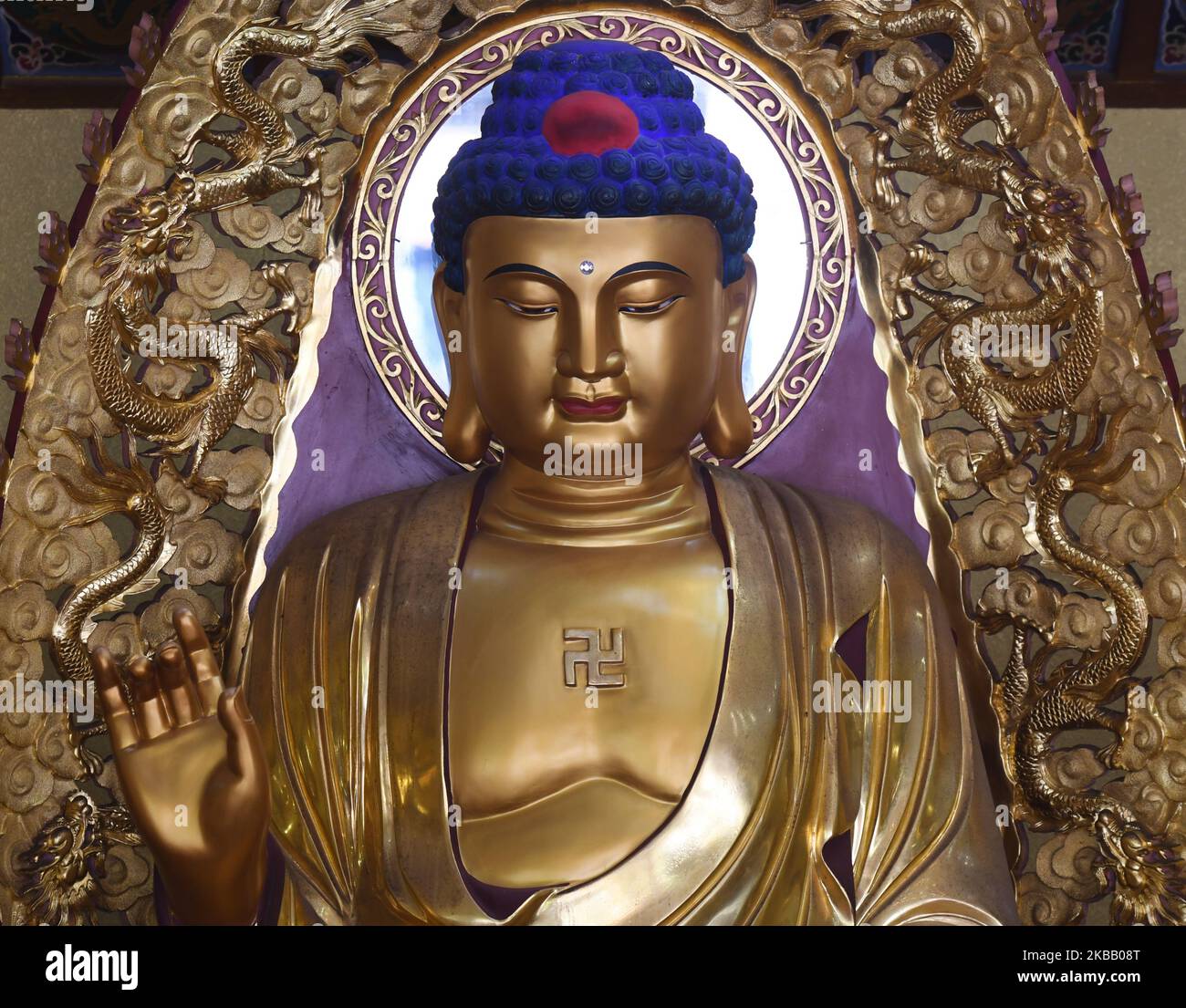 Vue sur la statue de Budda avec un symbole de la croix gammée, vue à l'intérieur du temple de Putuo. La swastika est considérée comme symbolisant les empreintes du Bouddha. C'est un symbole aniconique pour le Bouddha dans de nombreuses parties de l'Asie. La forme symbolise le cyclisme éternel, un thème trouvé dans la doctrine samsara du bouddhisme. Vendredi, 20 octobre 2019, dans la zone pittoresque de Nongla, comté de Mashan, région de Guangxi, Chine. (Photo par Artur Widak/NurPhoto) Banque D'Images