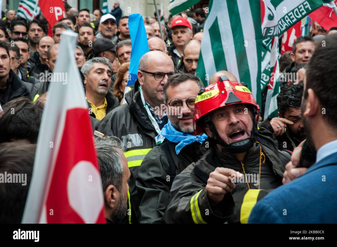 Manifestation sur la Piazza Montecitorio de la brigade des pompiers avec les syndicats de FP Cgil Vvf, FNS Cisl et Uil Pa Vvf. Ils demandent plus de ressources pour garantir les droits, les salaires et les garanties à la Vigil del Fuoco dans la loi budgétaire. Ceci en un mot la revendication à la base de la journée de mobilisation unitaire, promue par FP Cgil Vvf, FNS Cisl et Uil Pa Vvf, du Service des incendies et qui a aujourd'hui vu une participation massive à la garnison de la Piazza Montecitorio à Rome. Sur 15 novembre 2019 à Rome, Italie (photo par Andrea Ronchini/NurPhoto) Banque D'Images