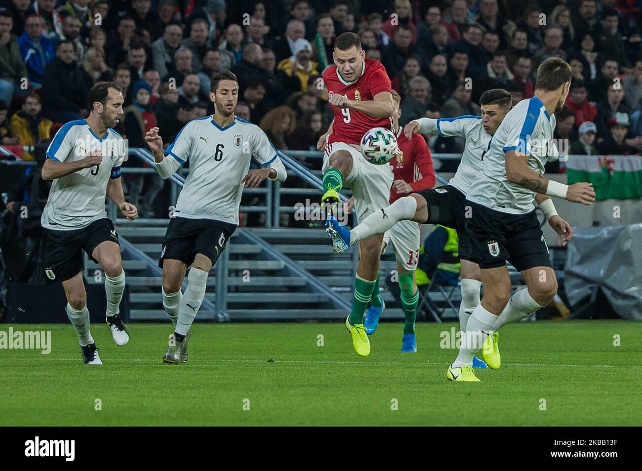 Adam Szalai, de Hongrie, est en compétition pour le ballon lors du match amical de Hongrie et d'Uruguay au nouveau stade Ferenc Puskás, le 15 novembre 2019 à Budapest, Hongrie. (Photo de Robert Szaniszló/NurPhoto) Banque D'Images