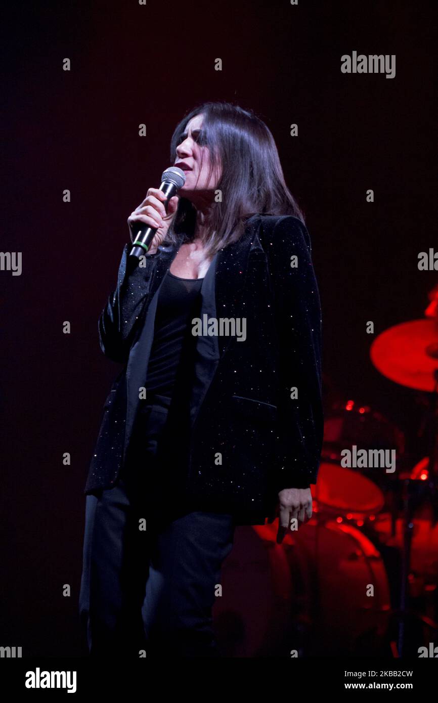 La chanteuse italienne Paola Turci se produit en direct au Corso Theatre de Mestre, Venise, Italie, avec sa 'Bella da Normally tour' le 15 novembre 2019 (photo de Mimmo Lamacchia/NurPhoto) Banque D'Images