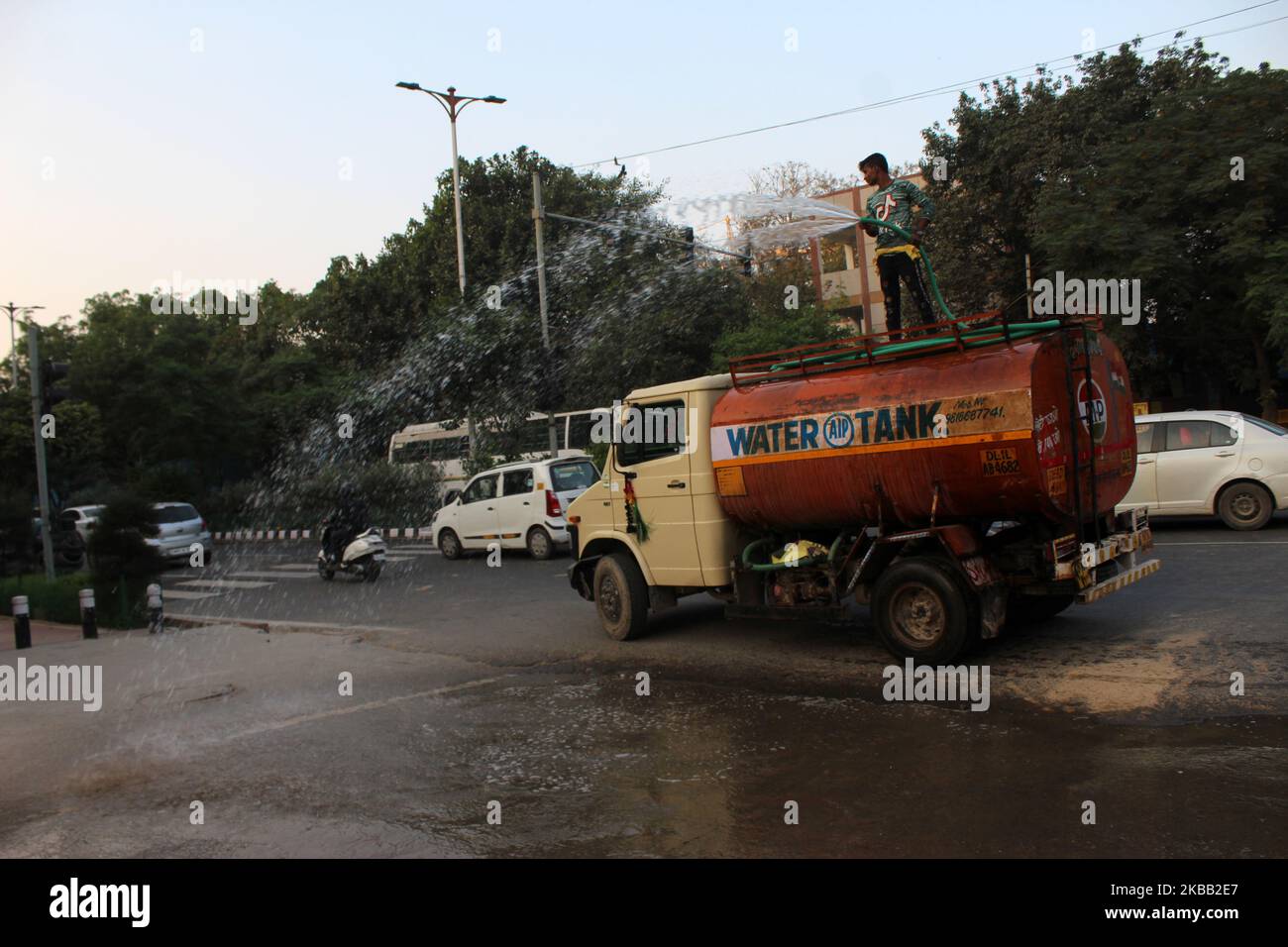 Le personnel municipal vaporise de l'eau sur les arbres de l'avenue à la marg du DDU, dans le but de réduire la pollution près de l'OTI à 16 novembre 2019, à New Delhi, en Inde. Bien que l'indice de qualité de l'air (IQA) se trouvait encore dans la zone « malsaine », il s'agissait d'une amélioration marquée par rapport à vendredi, lorsque Delhi s'est transformée en chambre à gaz avec une brume toxique et de la fumée. Le soleil enfin shone samedi beaucoup au soulagement des résidents de la capitale qui ont lutté pour respirer dans l'air nocif. (Photo de Mayank Makhija/NurPhoto) Banque D'Images