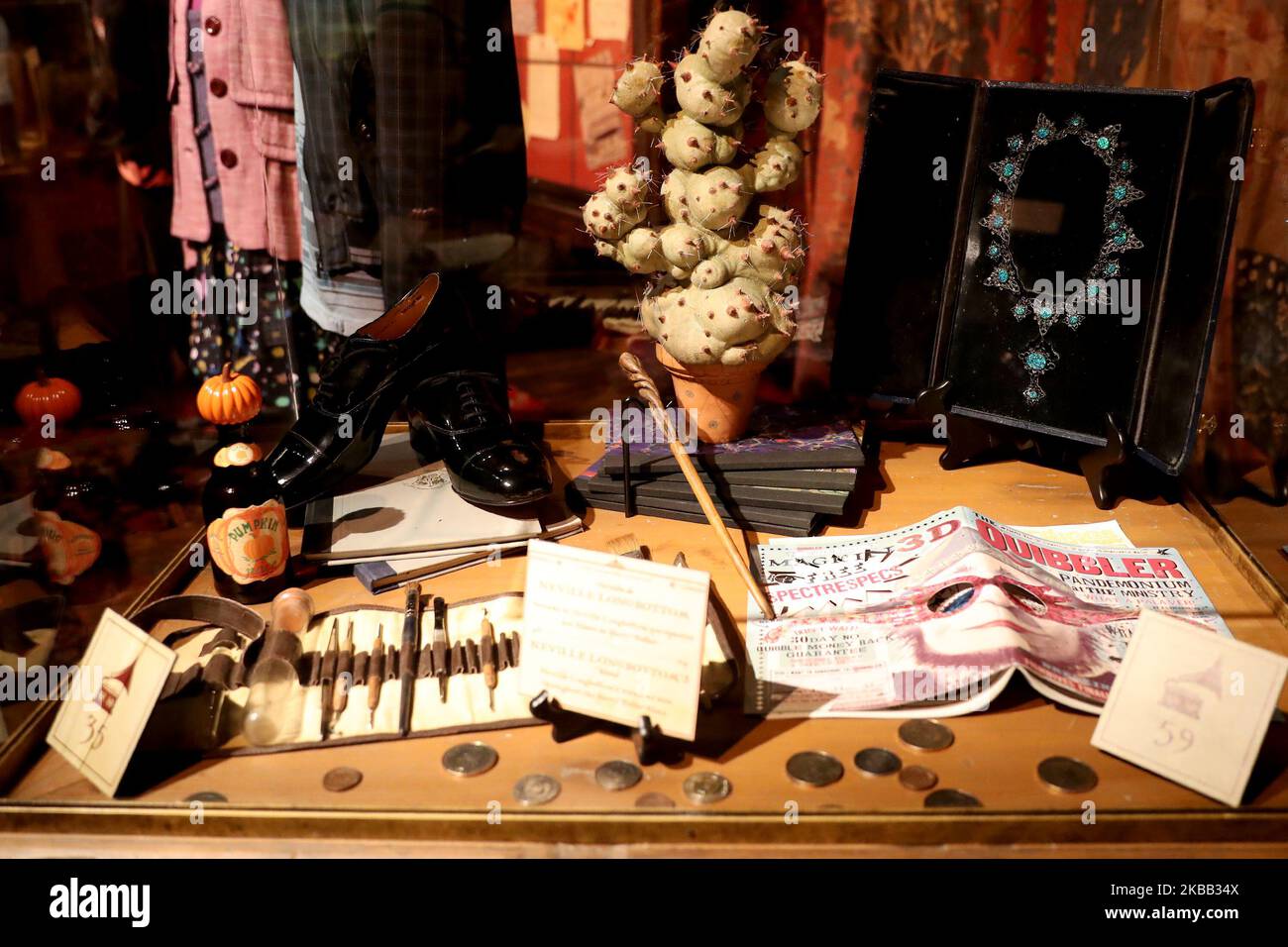 Les props d'un film Harry Potter sont vus lors de l'ouverture de Harry Potter : l'exposition à Lisbonne, Portugal, sur 16 novembre 2019. Les accessoires, costumes et décors de films originaux des films Harry Potter seront exposés de 16 novembre à 8 avril 2020 à Lisbonne. (Photo par Pedro Fiúza/NurPhoto) Banque D'Images