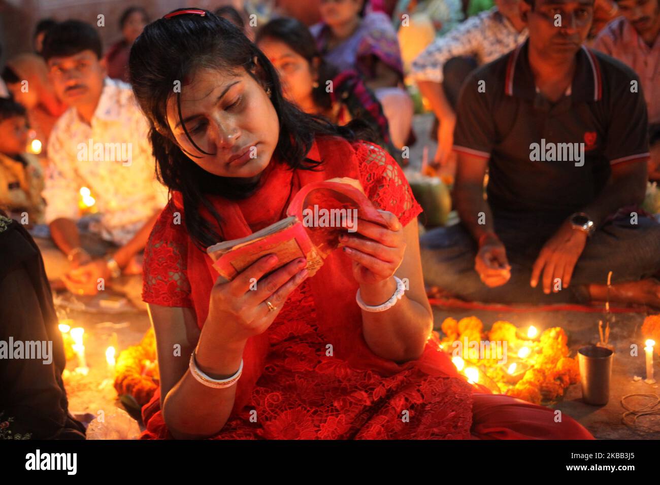 Les dévotés hindous s'assoient avec des protremps et prient Dieu à un temple lors du festival religieux Kartik Brati , également connu sous le nom de Rakher Upobash à Dhaka, au Bangladesh, le 16 novembre 2019. (Photo de Syed Mahamudur Rahman/NurPhoto) Banque D'Images