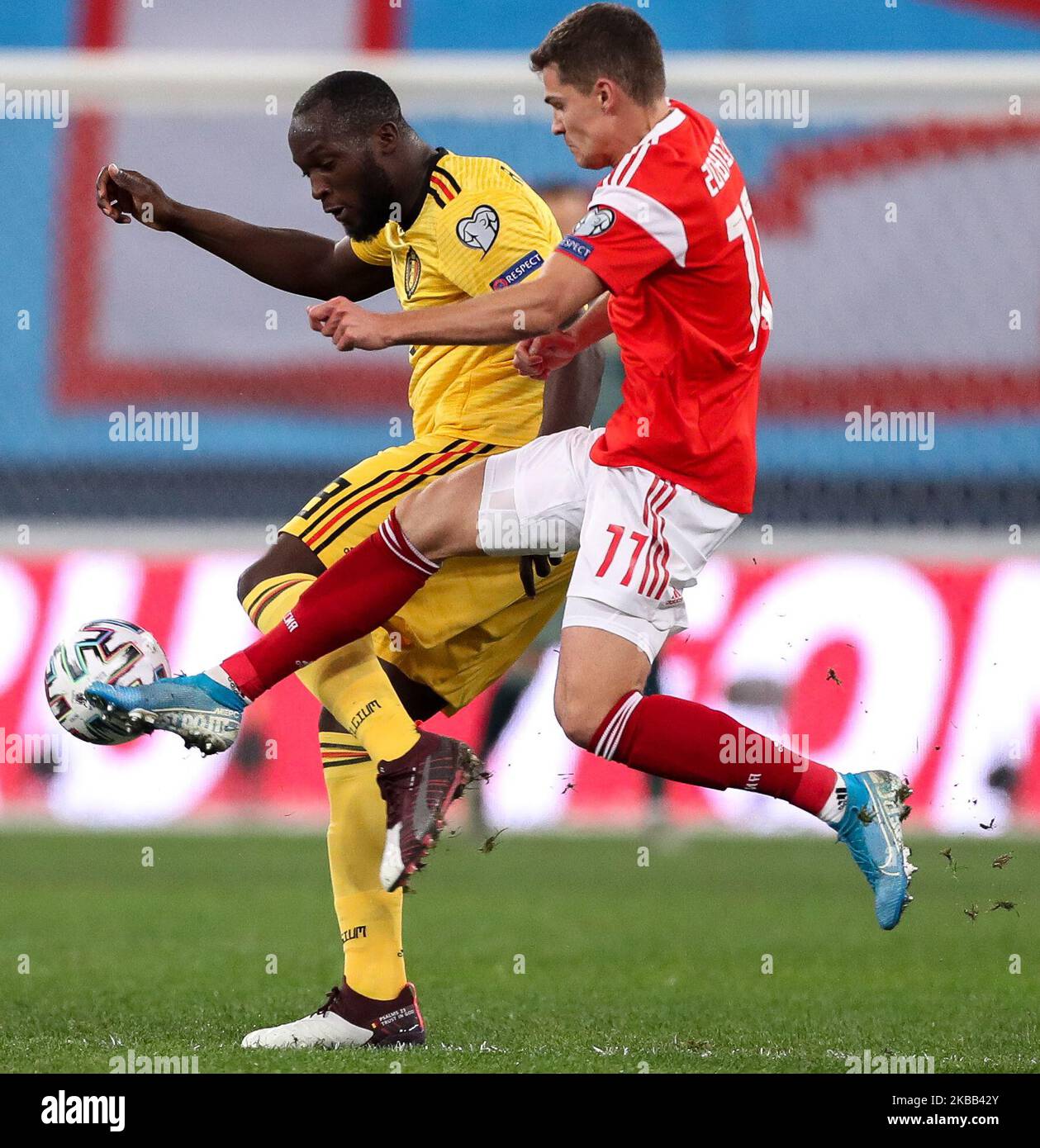 Roman Zobnin (R) de Russie et Romelu Lukaku de Belgique rivalisent pour le bal lors de l'UEFA Euro 2020 qualifier entre la Russie et la Belgique sur 16 novembre 2019 à Saint-Pétersbourg, Russie. (Photo par Igor Russak/NurPhoto) Banque D'Images