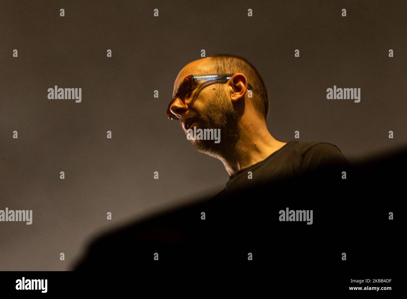 Tom Rowlands des Frères chimiques joue sur scène au Forum de Mediolanum sur 16 novembre 2019 à Milan, Italie (photo de Mairo Cinquetti/NurPhoto) Banque D'Images