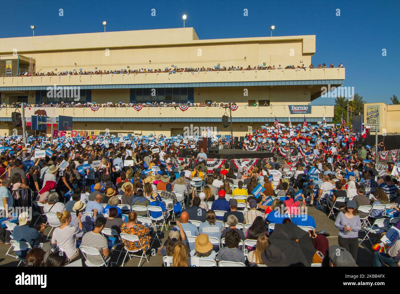 EL SERENO, LOS ANGELES, CALIFORNIE, États-Unis - NOVEMBRE 16 : un espoir présidentiel démocratique, le sénateur du Vermont, Bernie Sanders, parle à ses partisans lors de son rallye de campagne électorale de Californie 2020 qui s'est tenu à la Woodrow Wilson High School on 16 novembre 2019 à El Sereno, Los Angeles, Californie, États-Unis. (Photo par Rudy Torres/image Press Agency/NurPhoto) Banque D'Images