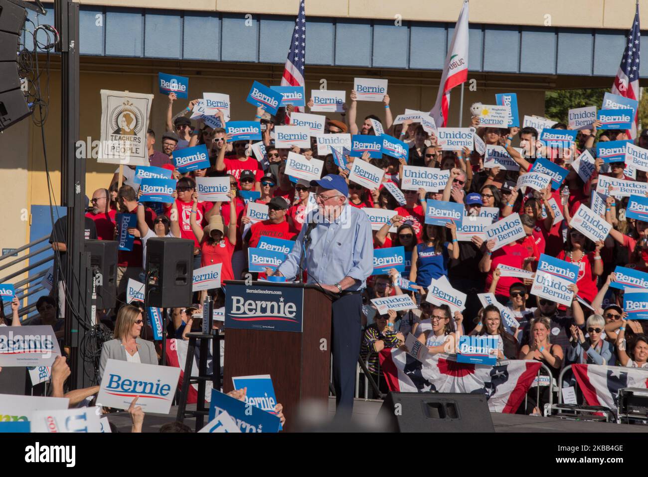 EL SERENO, LOS ANGELES, CALIFORNIE, États-Unis - NOVEMBRE 16 : un espoir présidentiel démocratique, le sénateur du Vermont, Bernie Sanders, parle à ses partisans lors de son rallye de campagne électorale de Californie 2020 qui s'est tenu à la Woodrow Wilson High School on 16 novembre 2019 à El Sereno, Los Angeles, Californie, États-Unis. (Photo par Rudy Torres/image Press Agency/NurPhoto) Banque D'Images