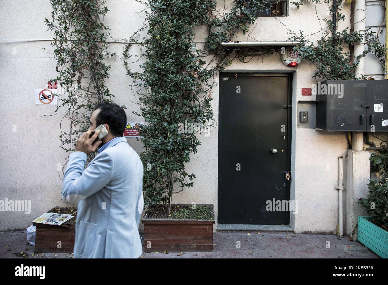 Un homme marche à l'extérieur du domicile de l'ancien officier de l'armée britannique James le Mesurier. Son corps sans vie a été découvert près de sa maison tôt le matin dans le district de Beyoglu, à Istanbul, Turquie sur 11 novembre 2019. Le Mesurier a été créé le groupe d'intervention d'urgence de Mayday Rescue qui a aidé à former des volontaires de casques blancs en Syrie. (Photo par Onur Dogman/NurPhoto) Banque D'Images