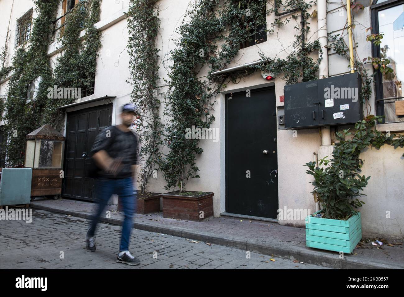 Un homme marche à l'extérieur du domicile de l'ancien officier de l'armée britannique James le Mesurier. Son corps sans vie a été découvert près de sa maison tôt le matin dans le district de Beyoglu, à Istanbul, Turquie sur 11 novembre 2019. Le Mesurier a été créé le groupe d'intervention d'urgence de Mayday Rescue qui a aidé à former des volontaires de casques blancs en Syrie. (Photo par Onur Dogman/NurPhoto) Banque D'Images