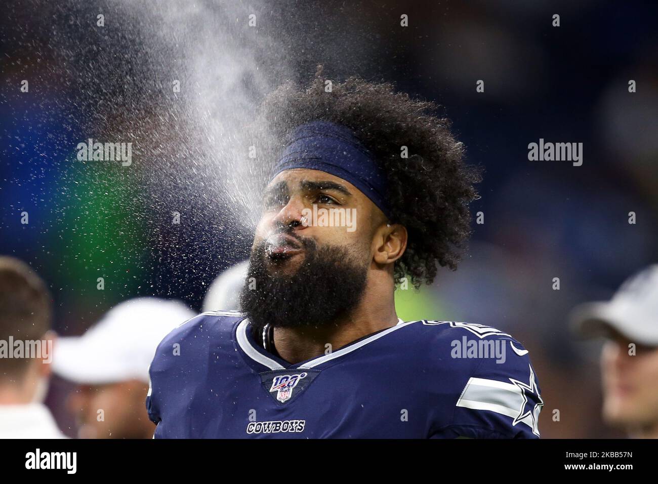 Dallas Cowboys en cours de retour Ezekiel Elliott (21) vaporise de l'eau pendant les échauffements avant la première moitié d'un match de football de la NFL contre les Dallas Cowboys à Detroit, Michigan, États-Unis, dimanche, 17 novembre 2019. (Photo par Amy Lemus/NurPhoto) Banque D'Images