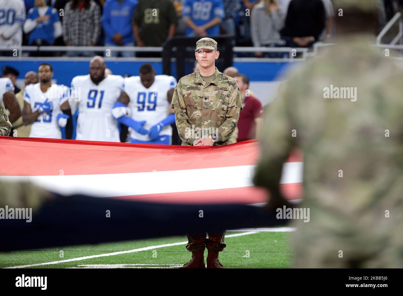 Les membres de l'armée ont le drapeau américain pendant l'hymne national dans le cadre de l'événement du week-end Salute to Service avant un match de football de la NFL entre les Cowboys de Dallas et les Lions de Detroit à Detroit, Michigan, États-Unis, le dimanche, 17 novembre 2019 (photo de Jorge Lemus/NurPhoto) Banque D'Images Les membres de l'armée ont le drapeau américain pendant l'hymne national dans le cadre de l'événement du week-end Salute to Service avant un match de football de la NFL entre les Cowboys de Dallas et les Lions de Detroit à Detroit, Michigan, États-Unis, le dimanche, 17 novembre 2019 (photo de Jorge Lemus/NurPhoto) Banque D'Images