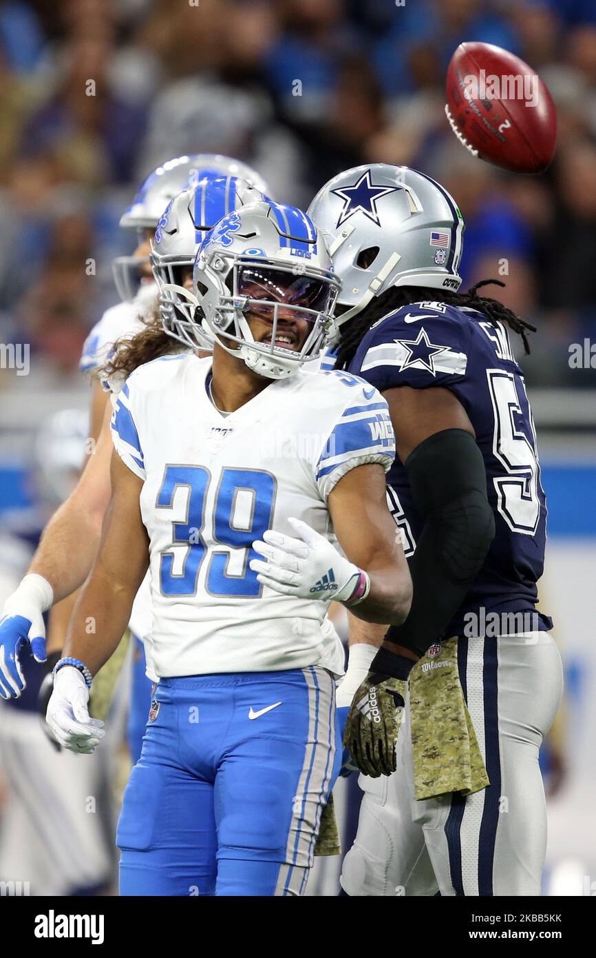 Le dos défensif des Detroit Lions Mike Ford (38) lance le ballon après un match pendant la première moitié d'un match de football de la NFL contre les Dallas Cowboys à Detroit, Michigan, États-Unis, dimanche, 17 novembre 2019. (Photo par Amy Lemus/NurPhoto) Banque D'Images