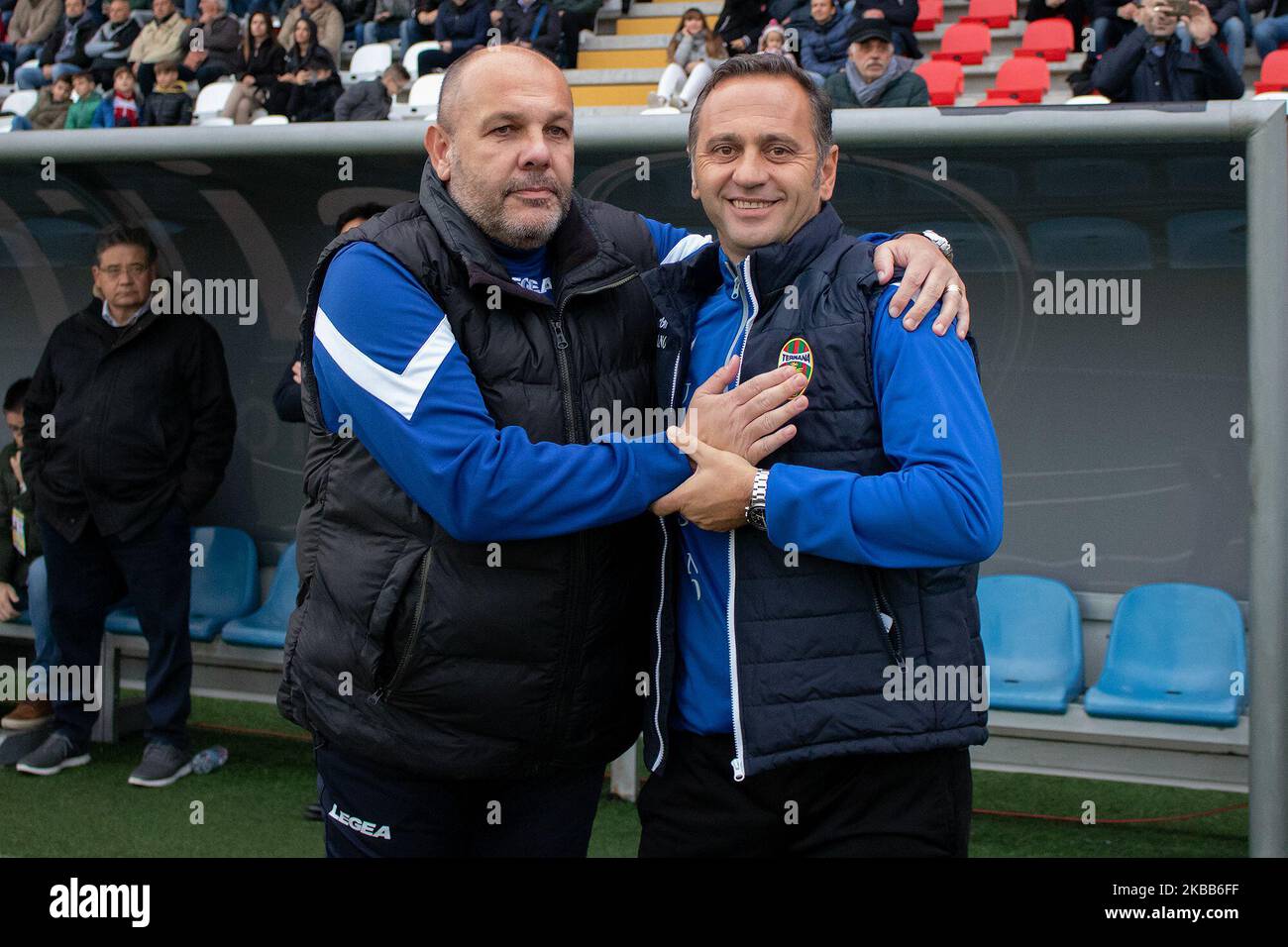 Fabio Gallo entraîneur-chef de Ternana Calcio et Bruno Tedino entraîneur-chef de Teramo Calcio 1913 pendant le match de la Ligue italienne Pro 2019/2020 entre Teramo Calcio 1913 et Ternana Calcio au Stadio Gaetano Bonolis sur 17 novembre 2019 à Teramo, Italie. (Photo de Danilo Di Giovanni/NurPhoto) Banque D'Images