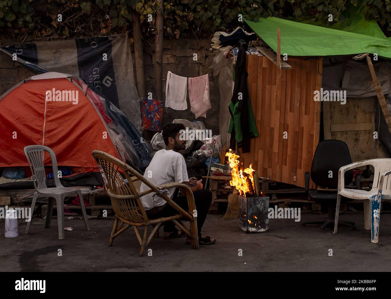 Dix-huit (18) familles vivent dans des tentes d'été, totalement inadaptées au mauvais temps des derniers jours, restent en dehors du camp d'Eleonas à Athènes, Grèce, le 18 novembre 2019. (Photo par Dimitris Lampropoulos/NurPhoto) Banque D'Images