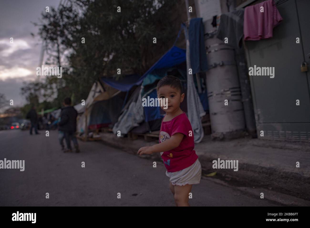 Un enfant afan de jouer sur la route, dix-huit (18) familles vivent dans des tentes d'été, totalement inadaptées pour le mauvais temps des derniers jours, restent à l'extérieur du camp d'Eleonas à Athènes, Grèce, le 18 novembre 2019. (Photo par Dimitris Lampropoulos/NurPhoto) Banque D'Images
