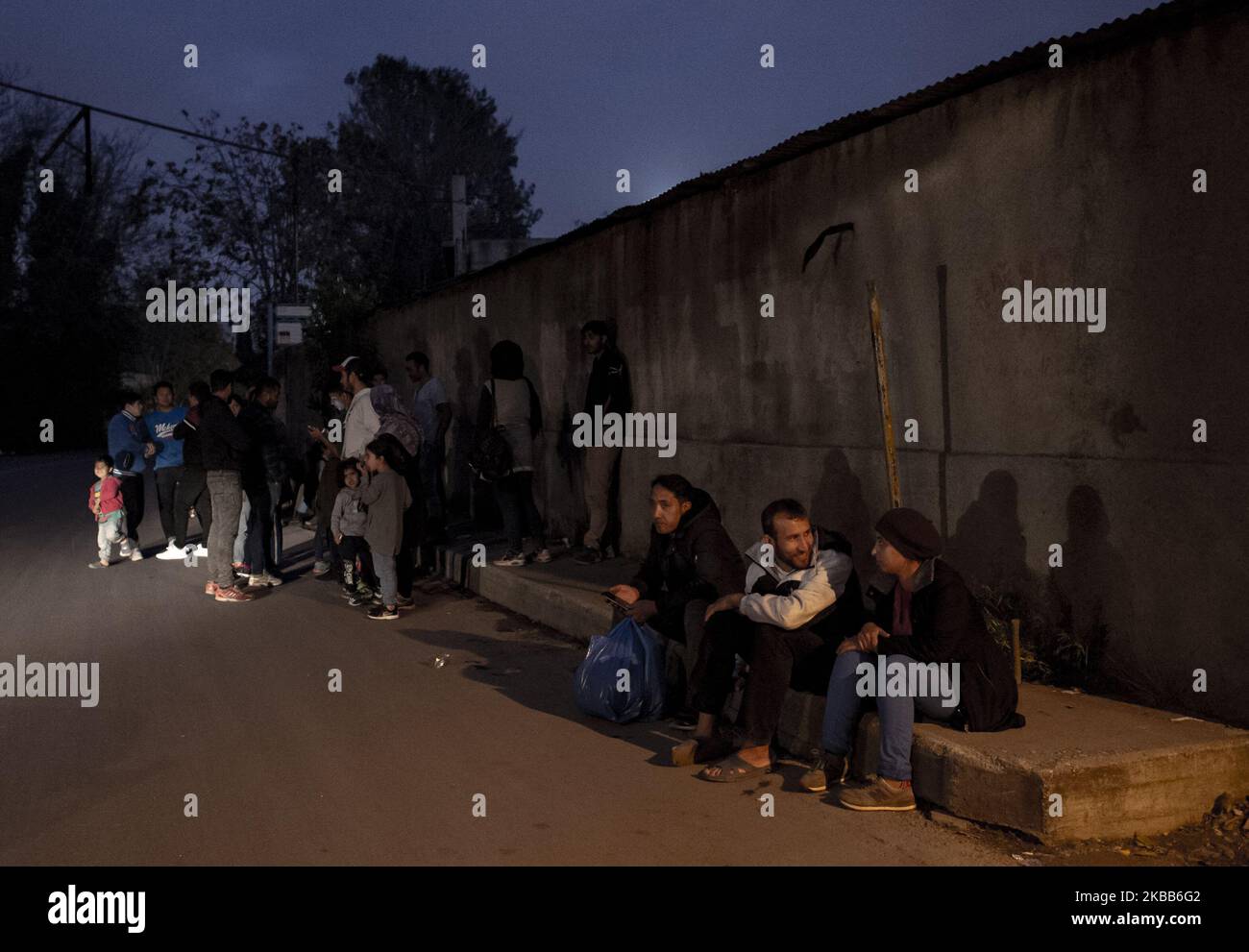 Des migrants de l'Afganistan attendant dans le bus pour aller chercher de la nourriture, dix-huit (18) familles vivent dans des tentes d'été, totalement inadaptées pour le mauvais temps des derniers jours, restent en dehors du camp d'Eleonas à Athènes, Grèce, le 18 novembre 2019. (Photo par Dimitris Lampropoulos/NurPhoto) Banque D'Images
