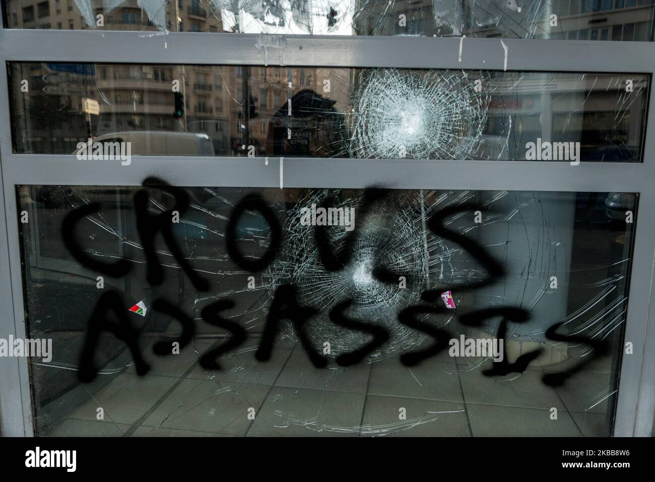 Le Crous de Lyon a vandalisé pendant la nuit du 19 au 20 novembre 2019. De nombreux impacts sont visibles sur les fenêtres du bâtiment, à Lyon, en France, sur 20 novembre 2019. Un étudiant a tenté de se suicider en se suicidaire à l'extérieur du bâtiment de 8 novembre 2019, et est toujours dans un coma entre la vie et la mort. L'attaque contre le bâtiment a été revendiquée sur le site Internet d'information libertaire Rebellyon.info. (Photo de Nicolas Liponne/NurPhoto) Banque D'Images