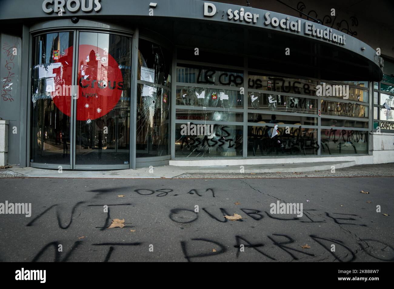 Le Crous de Lyon a vandalisé pendant la nuit du 19 au 20 novembre 2019. De nombreux impacts sont visibles sur les fenêtres du bâtiment, à Lyon, en France, sur 20 novembre 2019. Un étudiant a tenté de se suicider en se suicidaire à l'extérieur du bâtiment de 8 novembre 2019, et est toujours dans un coma entre la vie et la mort. L'attaque contre le bâtiment a été revendiquée sur le site Internet d'information libertaire Rebellyon.info. (Photo de Nicolas Liponne/NurPhoto) Banque D'Images