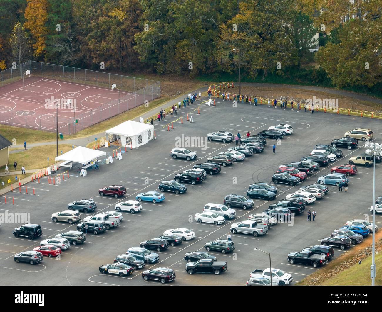 Antenne de personnes votant pour les élections de mi-mandat en 2022 Banque D'Images