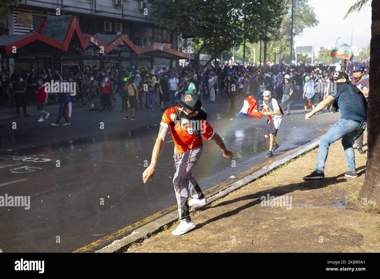 Affrontements entre manifestants antigouvernementaux et police à Santiago, Chili, le 30 octobre 2019. (Photo de Jerez Gonzalez/NurPhoto) Banque D'Images