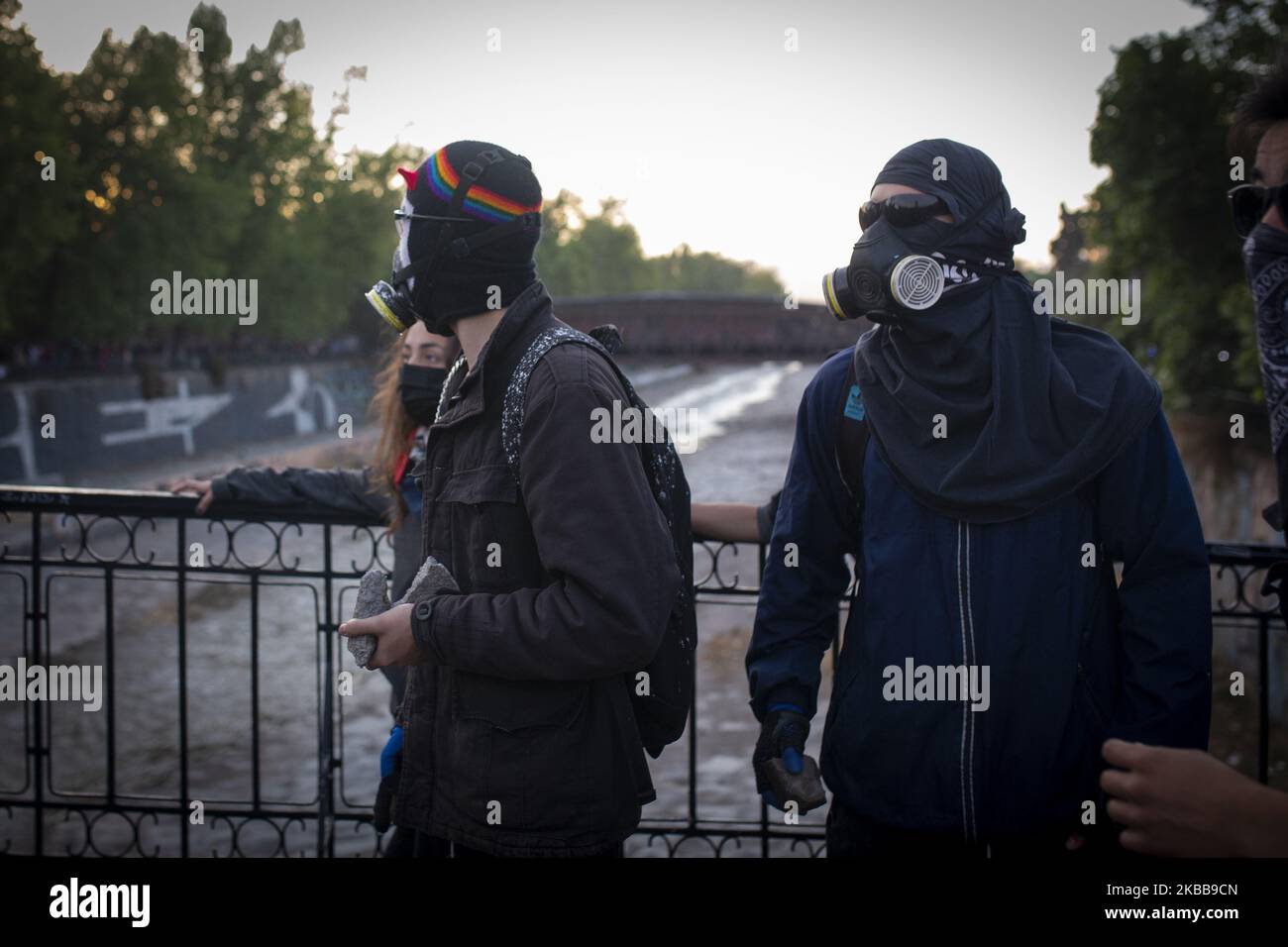 Les manifestants défilent alors qu'ils prennent part à une manifestation contre le gouvernement chilien à Santiago, au Chili. 30 octobre 2019 (photo de Jerez Gonzalez/NurPhoto) Banque D'Images