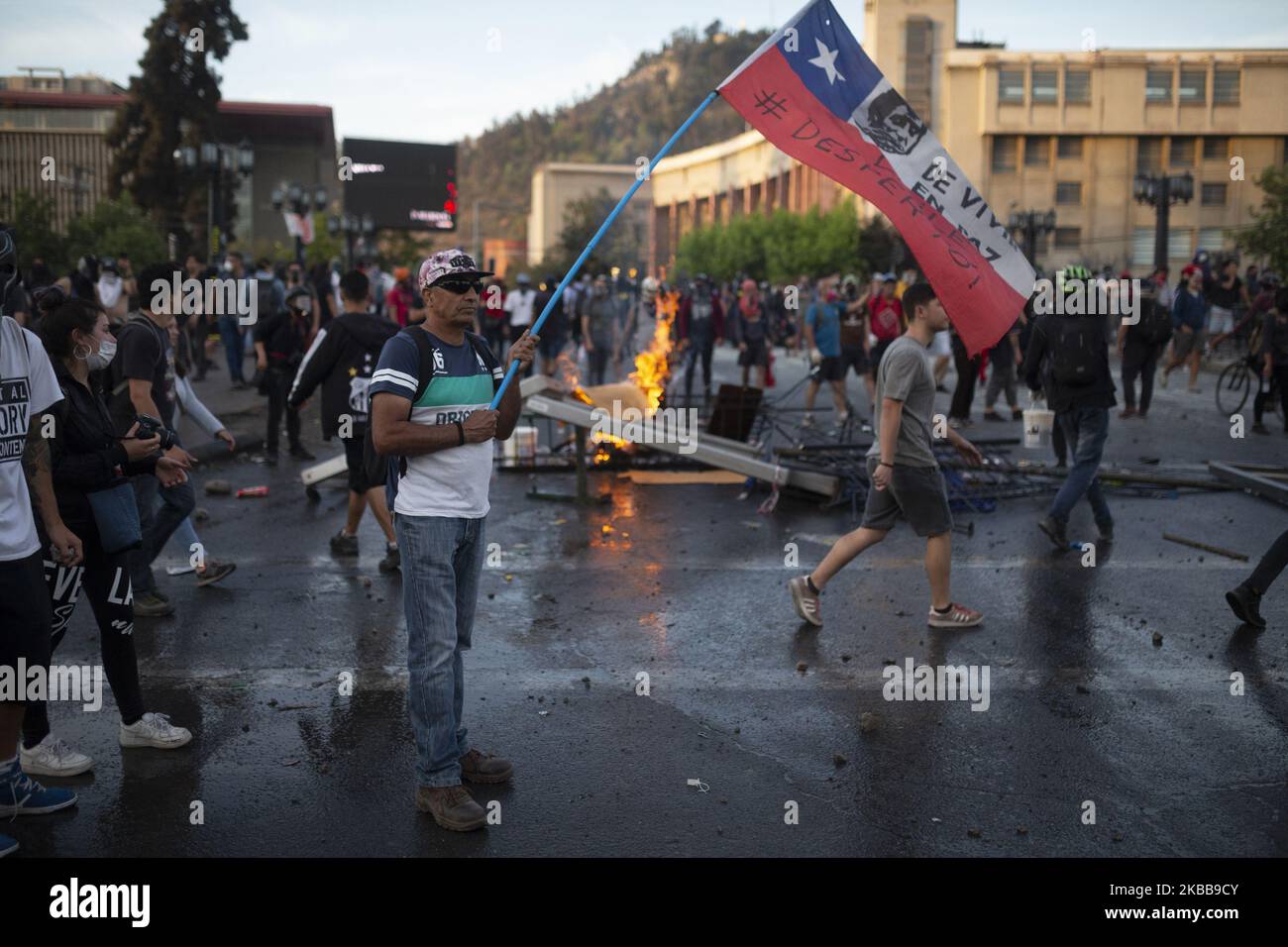 Des manifestants s'opposent aux forces de sécurité lors de manifestations contre le gouvernement chilien à Santiago, au Chili 30 octobre, 2019. (Photo de Jerez Gonzalez/NurPhoto) Banque D'Images