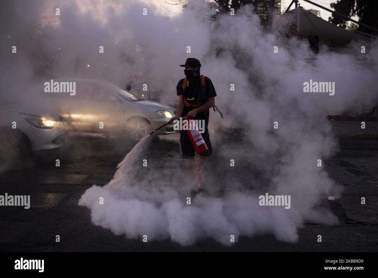 Un démonstrateur antigouvernemental vaporise un extincteur lors d'une manifestation à Santiago, Chili, 30 octobre 2019. (Photo de Jerez Gonzalez/NurPhoto) Banque D'Images