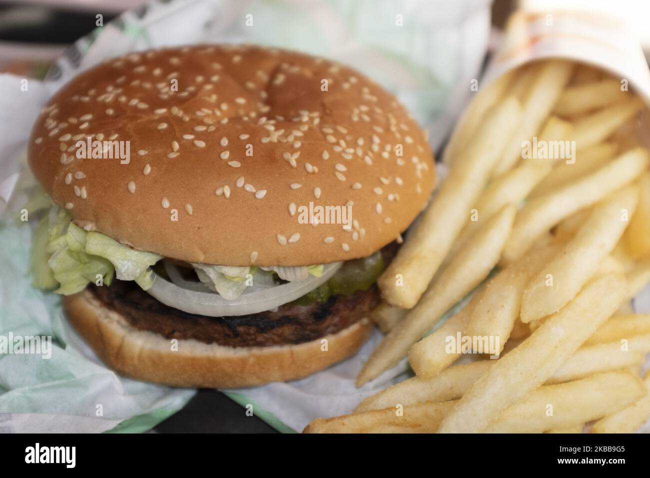 Burger King's vegan Impossible Whopper Burger est vu dans un magasin à Sunnyvale, Californie, États-Unis, le mercredi, 20 novembre, 2019. Un homme végétalien a poursuivi Burger King, prétendant que les whoppers impossibles de Burger King sont contaminés par de la viande. Burger King a développé des hamburgers à base de plantes avec des aliments impossibles. (Photo par Yichuan Cao/NurPhoto) Banque D'Images