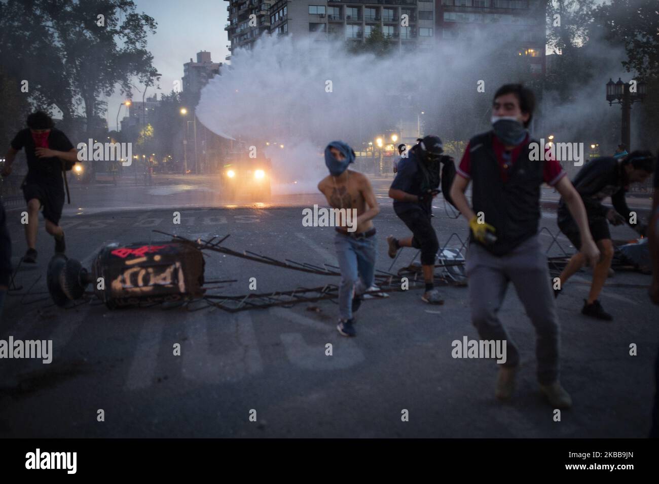 Des manifestants anti-gouvernementaux s'affrontent contre la police à Santiago, au Chili, au 31 octobre 2019. (Photo de Jerez Gonzalez/NurPhoto) Banque D'Images