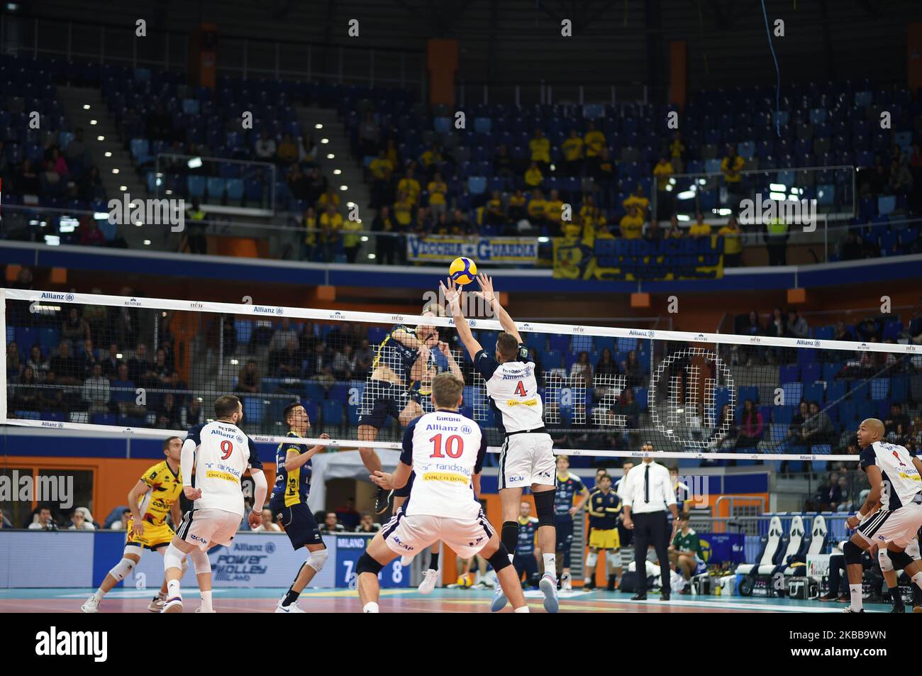 Le joueur serbe Jan Kozamernik (bloqueur intermédiaire) de l'équipe Allianz Powervolley Milano jouant pendant le match de Super Lega Credem Banca Allianz Powervolley Milano - Azumit Leo Shoes Modène (photo par Andrea Diodato/NurPhoto) Banque D'Images