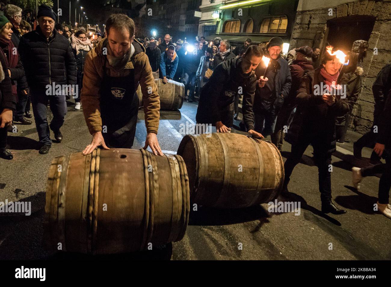 Marche traditionnelle au flambeau suivie de la percée du premier baril de Beaujolais Nouveau à Lyon, en France, sur 21 novembre 2019. Une dégustation publique a ensuite eu lieu avec des centaines de personnes pour l'occasion. (Photo de Nicolas Liponne/NurPhoto) Banque D'Images