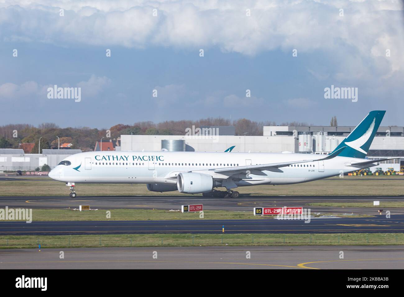 Avion Airbus A350-900 Cathay Pacific tel qu'observé au départ de l'aéroport national de Bruxelles Zaventem BRU EBBR en Belgique lors du décollage de la piste nord 25R/07L. L'avion de ligne à corps large, moderne et sophistiqué, est immatriculé B-LRK. L'avion est équipé de 2x moteurs RR. Cathay Pacific Airways Limited CX CPA est le porte-drapeau de Hong Kong, membre de l'alliance aérienne oneworld, reliant HK à la capitale belge. (Photo de Nicolas Economou/NurPhoto) Banque D'Images