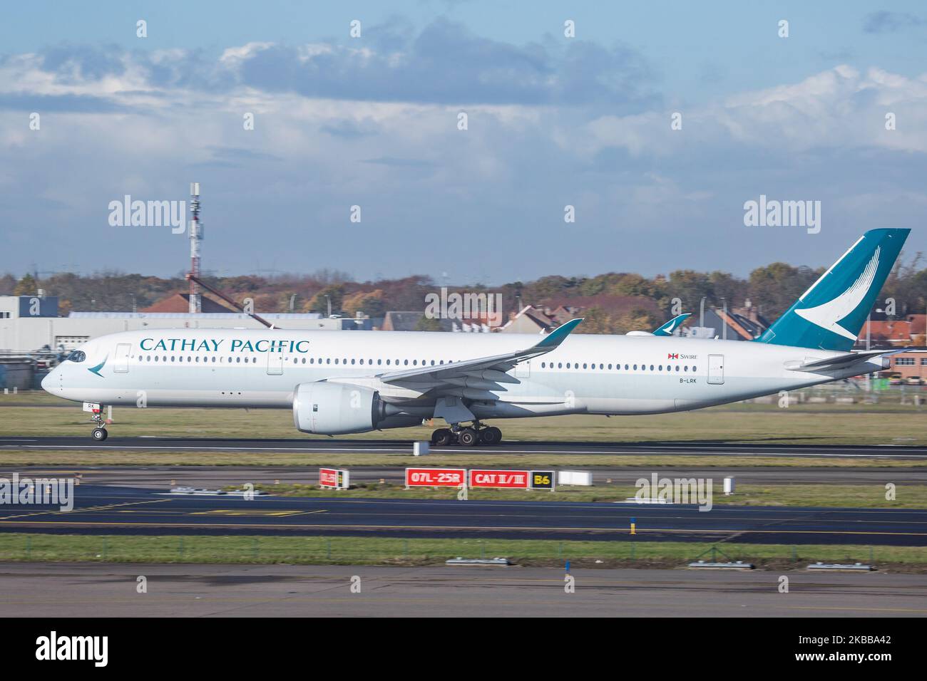 Avion Airbus A350-900 Cathay Pacific tel qu'observé au départ de l'aéroport national de Bruxelles Zaventem BRU EBBR en Belgique lors du décollage de la piste nord 25R/07L. L'avion de ligne à corps large, moderne et sophistiqué, est immatriculé B-LRK. L'avion est équipé de 2x moteurs RR. Cathay Pacific Airways Limited CX CPA est le porte-drapeau de Hong Kong, membre de l'alliance aérienne oneworld, reliant HK à la capitale belge. (Photo de Nicolas Economou/NurPhoto) Banque D'Images