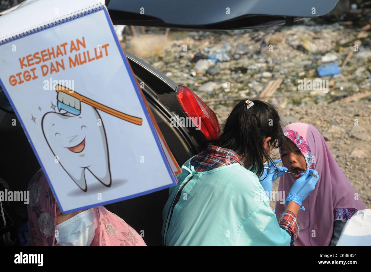 Un médecin examine les dents des enfants dans la région des taudis, à Cilincing, Jakarta, le 21,2019 novembre. L'activité est réalisée pour la première fois et se poursuivra tous les 6 mois sous forme de soins pour les enfants dans la région des taudis qui ont besoin de soins et de santé des dents et de la bouche et de fournir des conseils aux parents sur les dents des enfants. (Photo de Dasril Roszandi/NurPhoto) Banque D'Images