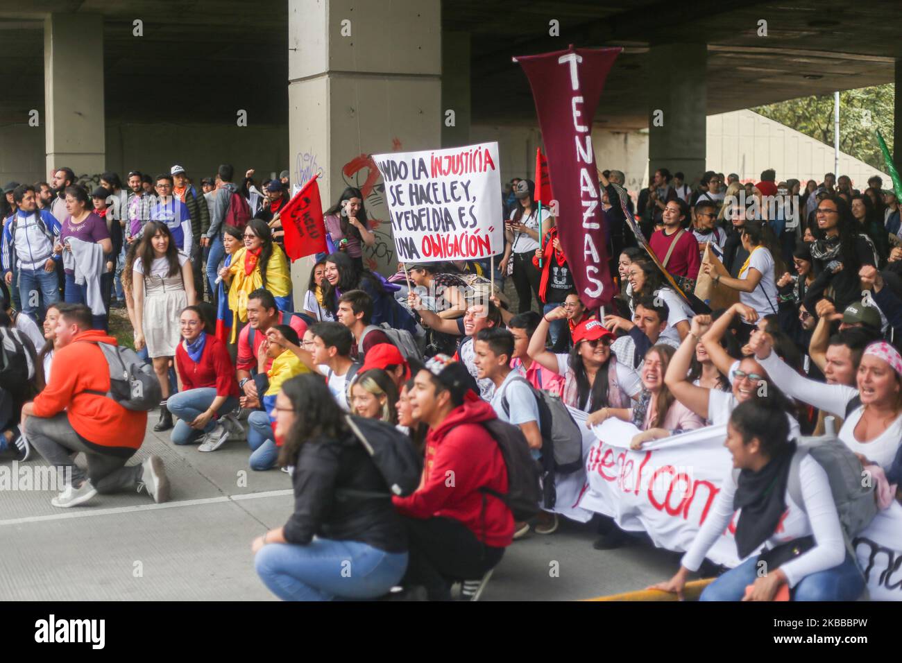 Des gens défilent pour protester contre la grève nationale dans la ville de Bogota, en Colombie, le 21 novembre 2019. (Photo de Daniel Garzon Herazo/NurPhoto) Banque D'Images