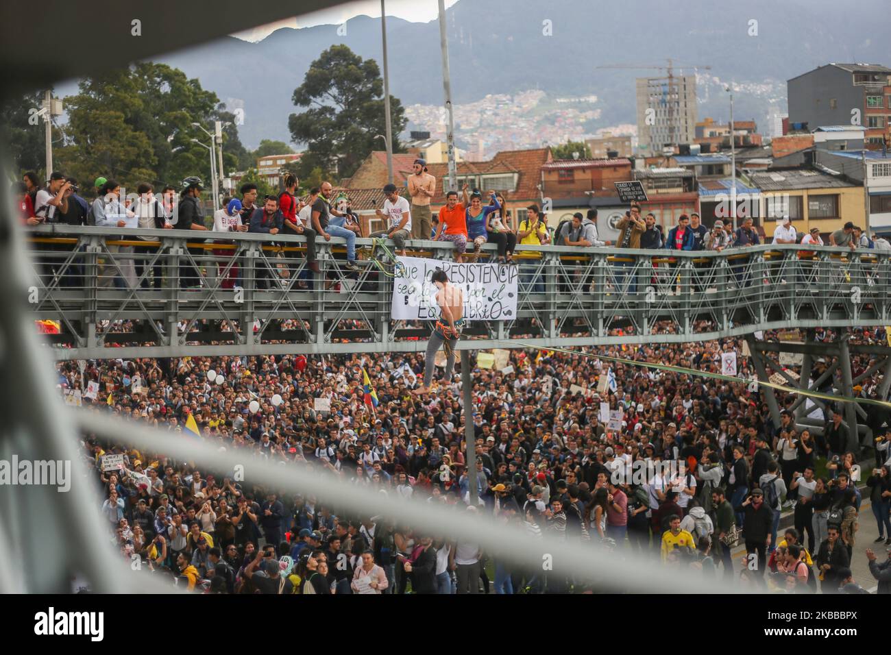 Un jongleur protestant contre la grève nationale dans la ville de Bogota, en Colombie, le 21 novembre 2019. (Photo de Daniel Garzon Herazo/NurPhoto) Banque D'Images