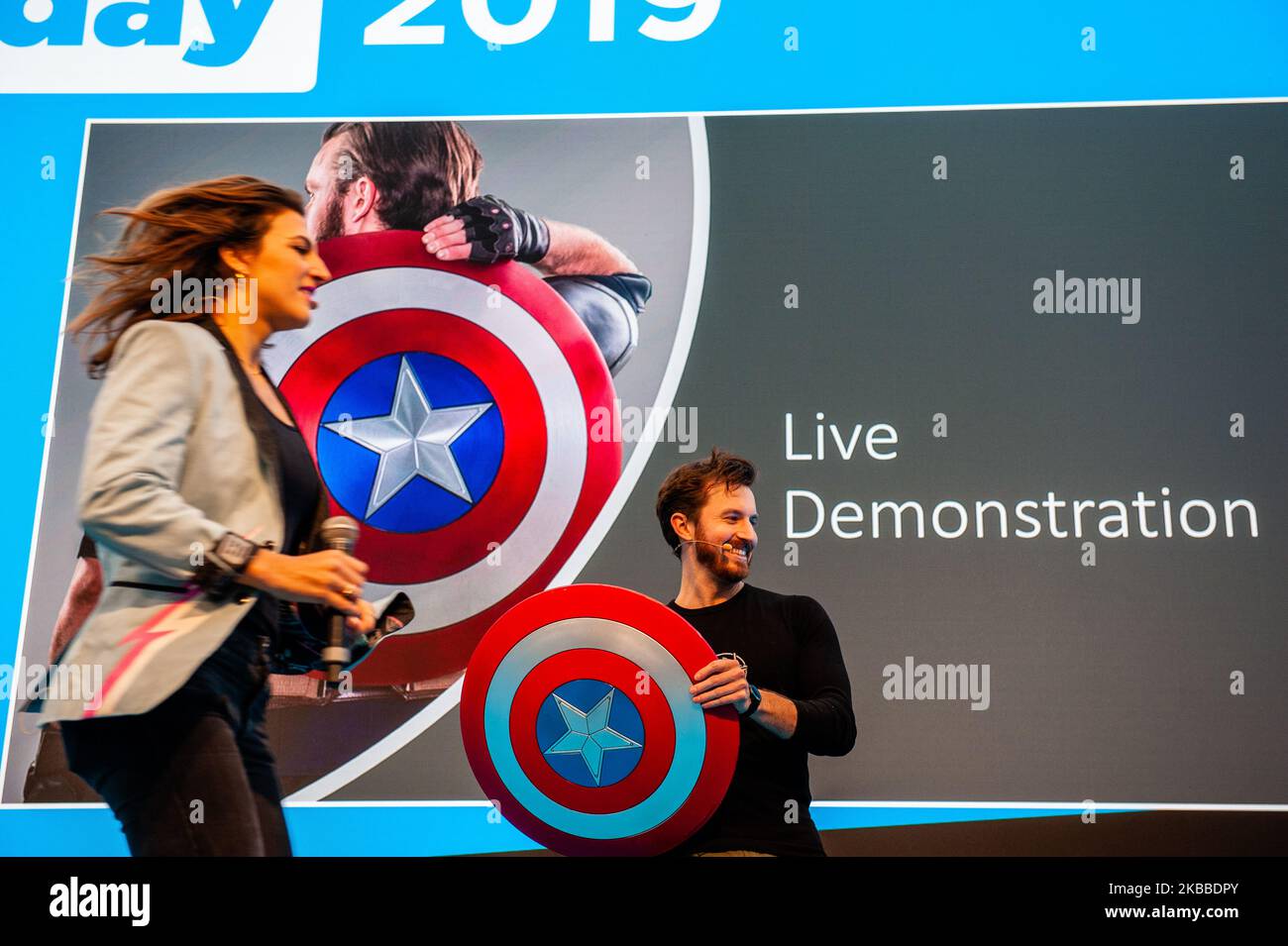 James Hobson, alias le Hacksmith, faisant une démonstration en direct pendant le festival de la Journée des couleurs vives à Amsterdam, sur 23 novembre 2019. (Photo par Romy Arroyo Fernandez/NurPhoto) Banque D'Images