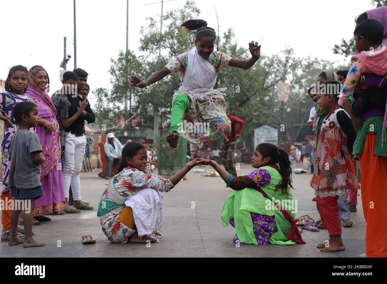 Les enfants sans-abri jouent à l'extérieur d'un temple dans la vieille Inde de Delhi le 23 novembre 2019 (photo de Nasir Kachroo/NurPhoto) Banque D'Images